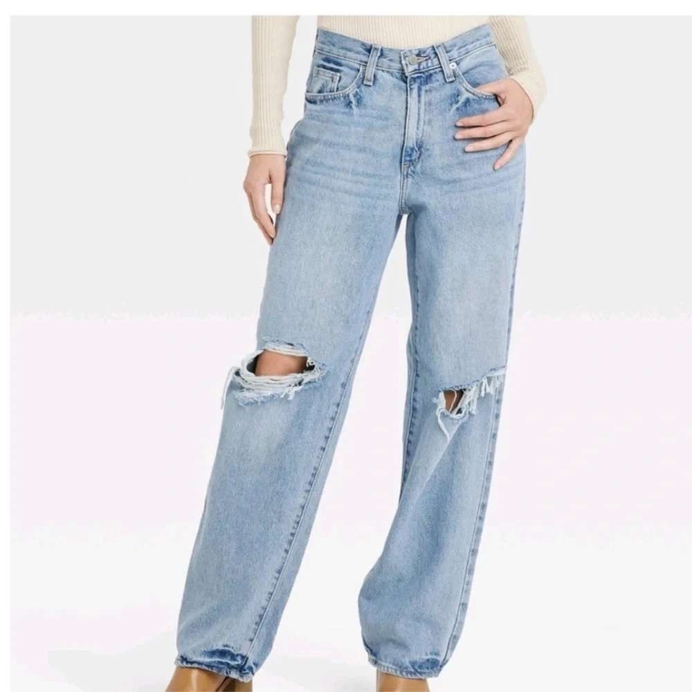 Universal Thread 90s Baggy Distressed Jeans Women Size 6 Light Wash Blue Ripped